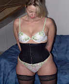 Diese sexuell attraktive Lady wirkt etwas schüchtern