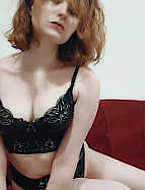 Eine vollbusige Lady trägt sexy Dessous