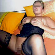 Eine TG Lady trägt schwarze Nylonstrümfe