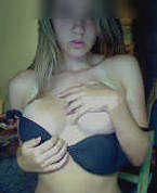 Ein zeigefreudiges Girl mit schönen Brüsten