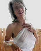 Eine blonde Frau mit einer sexy Figur